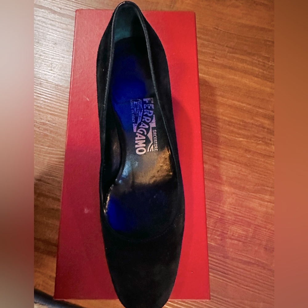 Vintage used black suede Ferragamo heels 👠